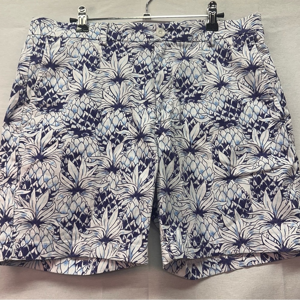 Navy Floral Vineyard Vines men'sโ size 34 shorts